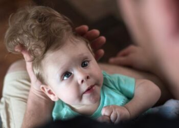 Bentley, o bebê que nasceu com o cérebro fora do crânio e sobreviveu; Ele passou por cirurgia inédita