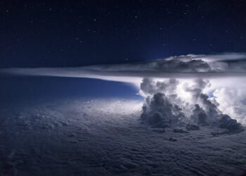 Incrível, piloto faz foto espetacular de tempestade a mais de 11 mil metros de altura