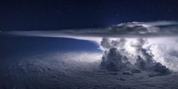 Incrível, piloto faz foto espetacular de tempestade a mais de 11 mil metros de altura