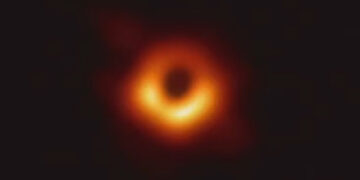 Astrônomos divulgam a primeira imagem já feita de um buraco negro