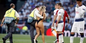 Conheça Kinsey Wolanski, a mulher que invadiu a final da Liga dos Campeões de maiô