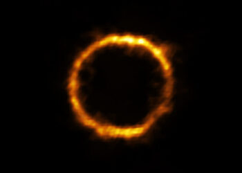Astrônomos fazem imagem de galáxia em formato de anel a mais de 12 bilhões de anos-luz