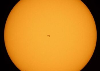 Fotógrafo tira fotos da Estação Espacial Internacional passando em frente ao sol
