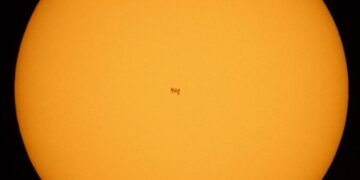 Fotógrafo tira fotos da Estação Espacial Internacional passando em frente ao sol