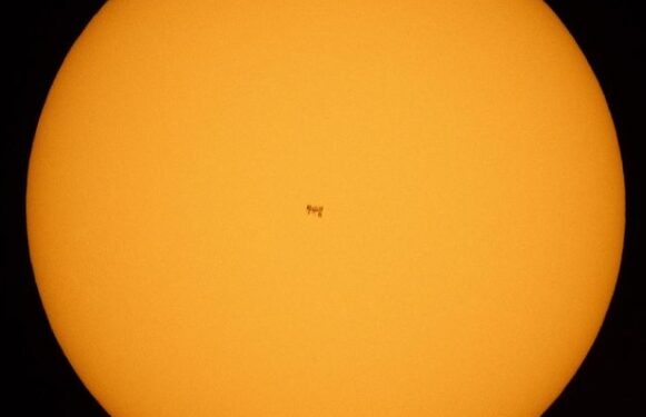 Fotógrafo tira fotos da Estação Espacial Internacional passando em frente ao sol